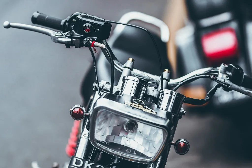Frente de una moto en penumbra