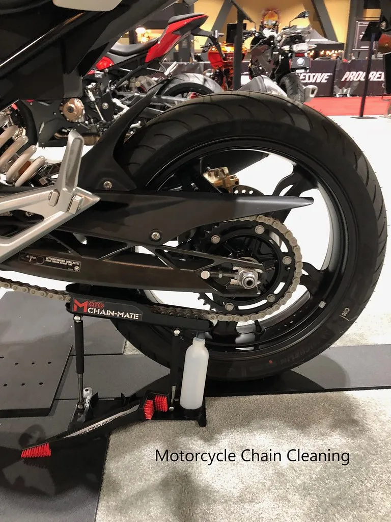 Rueda trasera de moto durante la limpieza de cadena