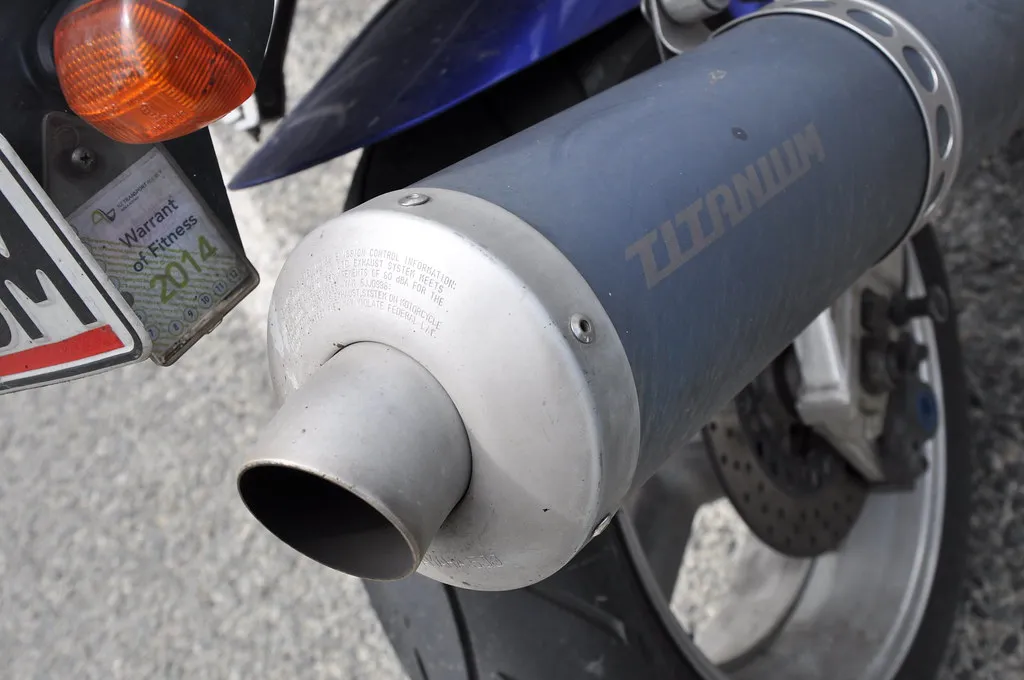 Exosto metálico de moto en primer plano