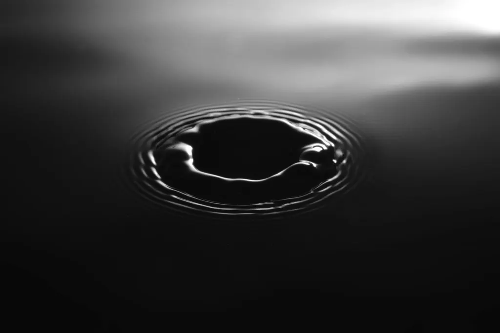 Gota de agua sobre una superficie metálica oscura